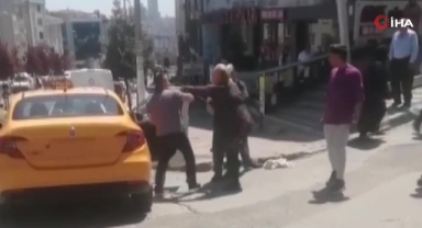 Taksimetre ücretini beğenmeyen kadın, plakayı söküp şoföre saldırdı