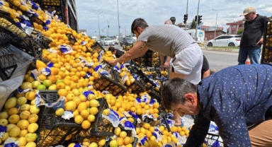 Tırdan yola onlarca kasa limon savruldu, sürücünün yardımına vatandaşlar koştu