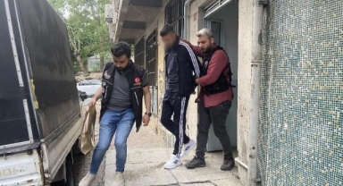 Uyuşturucu tacirlerine yönelik eş zamanlı operasyon: Polisin geldiğini gören torbacı, uyuşturucu dolu poşeti camdan attı