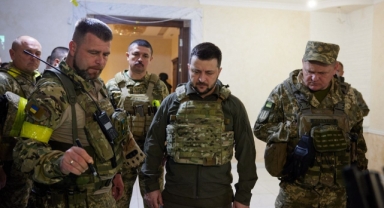 Zelenskiy, cephe hattındaki Harkov'u ziyaret etti
