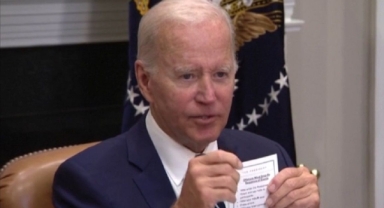 ABD Başkanı Biden kendisine verilen talimatları yanlışlıkla ifşa etti!