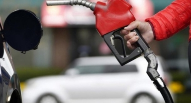 Araç sahiplerine kötü haber! Benzine yine zam geldi 2 liradan fazla arttı!