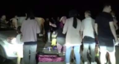 Babasının elini bıraktı araba çarptı babası oğlunun üstüne kapandı!
