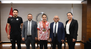 BAŞKAN BÜYÜKKILIÇ’TAN ÖZEL SPORCU ŞAMPİYON CEMRE’YE DESTEK