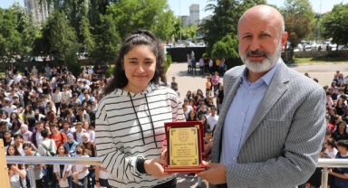 BAŞKAN ÇOLAKBAYRAKDAR, ÖĞRENCİLERİN KARNE SEVİNCİNE ORTAK OLDU
