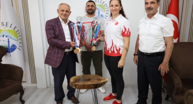 Başkan Öztürk Şampiyon Sporcuyu Ödüllendirdi