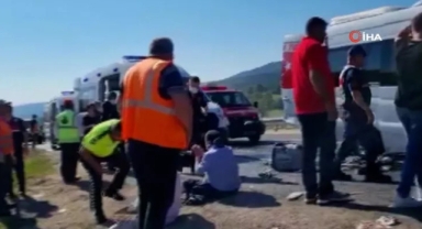 Bilecik'te feci kaza! Öğrencileri taşıyan minibüs kamyona çarptı: Çok sayıda yaralı
