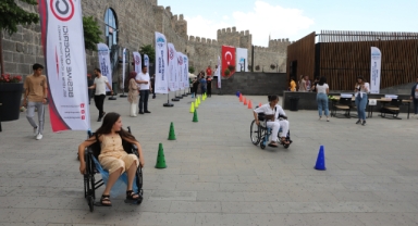 BÜYÜKŞEHİR TARİHİ KALEDE EMPATİ PARKURU KURDU, GENÇLERİN SIRDAŞI OLDU