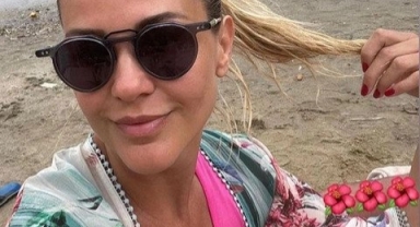 Eflatun bikinisiyle objektiflere takılan Emine Ün'ün gazetecilerden ilginç ricası!