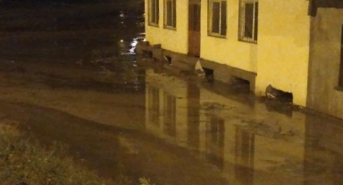 Gemerek'te sağanak sele neden oldu; ev ve iş yerlerini su bastı