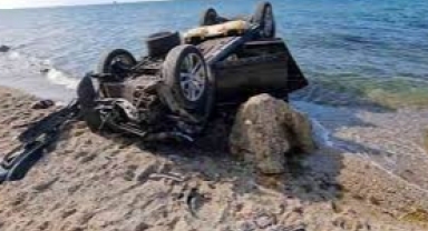 Hacze kızıp aracını 25 metrelik uçurumdan attı
