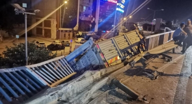 Karşı şeride geçip otomobile çarpan kamyon alt yola düştü: 1 ölü, 5 yaralı