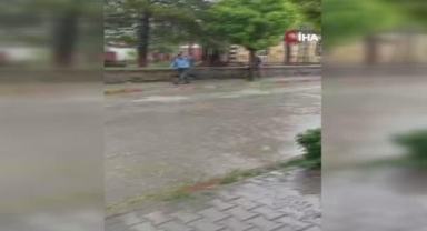 Kayseri'de şiddetli yağış hayatı olumsuz etkiledi, araçlar yolda kaldı