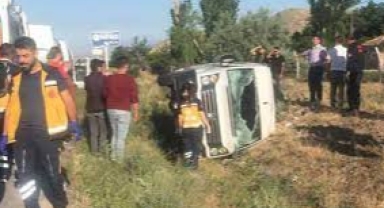 Kayseri Develi İlçesimde İşçilerin Taşındığı Servis Minibüsünün Şarampole Devrildiği Kazada 9 Kişi Yaralandı