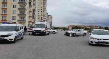 Kayseri'nin Kocasinan ilçesinde iki otomobilin çarpışması sonucu 5 kişi yaralandı.
