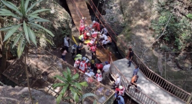 Meksika'da açılışı yapılan asma köprü koptu: 25 yaralı