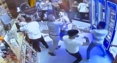 Tekel bayiinde eksik para verdi, ortalık savaş alanına döndü