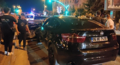 1'i motosiklet 4 araç çarpıştı: 4 yaralı!