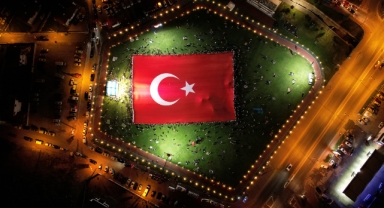 15 TEMMUZ ETKİNLİKLERİNE TALAS DAMGASI EN BÜYÜK TÜRK BAYRAĞI DALGALANDI