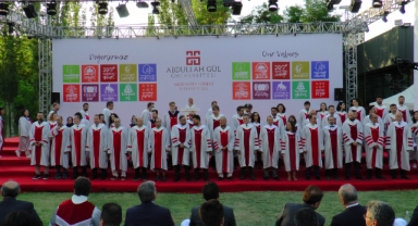 Abdullah Gül Üniversitesi 5. mezunlarını verdi!