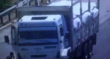Adana'da otoyolda tırla kamyonun çarpıştığı kazanın görüntüleri ortaya çıktı