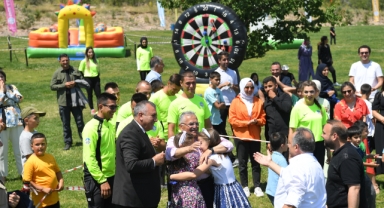 Başkan Büyükkılıç, Halay Çekti, Futbol Oynadı, Çocukluk Günlerini Yeniden Yaşadı