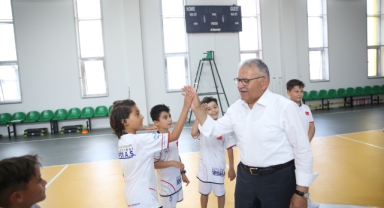 Başkan Büyükkılıç, Spor Merkezi'nde Miniklerle Buluştu