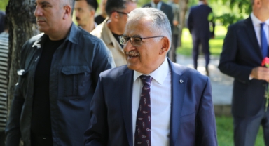 Başkan Büyükkılıç'tan 15 Temmuz'da Şehitlere Dua ve Karanfil
