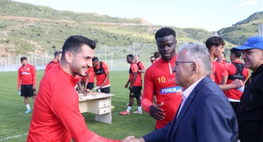 Başkan Büyükkılıç'tan Kayserispor'un Erciyes Kampına Ziyaret