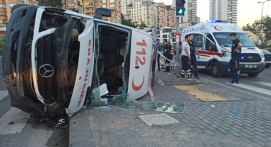 Başkent'te hasta taşıyan ambulans otomobille çarpıştı: 3 yaralı!