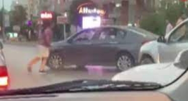 Bıçakla kovaladığı yetmedi, otomobilin lastiklerini bıçakladı!
