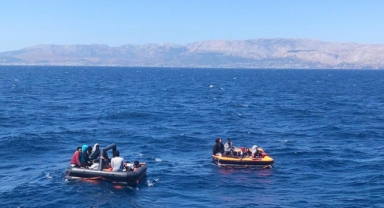 Çeşme açıklarında 45 düzensiz göçmen kurtarıldı