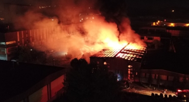 Demir döküm fabrikasında patlama sonrası çıkan yangın böyle görüntülendi!