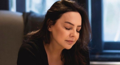 Ebru Gündeş, annesi Müjgan Bilgin'in cenazesinde zor anlar yaşadı!