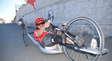 Elleriyle günde 45 kilometre pedal çeviriyor