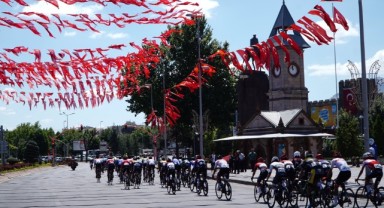 Hem Pedal Çeviriyorlar Hem de Kayseri'yi Dünyaya Tanıtıyorlar