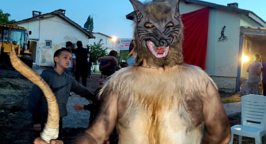 Kestikleri kurbanların derisini giyip insanları korkutuyorlar!