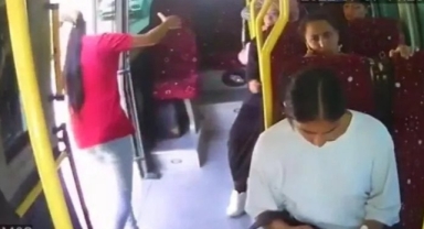 Minibüsten düşen kadın hayatını kaybetti: O anlar kamerada!