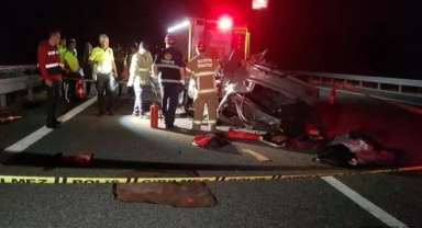 Otobanda bariyerlere çarpan otomobil karşı şeride geçip devrildi: 3 ölü, 2 yaralı!
