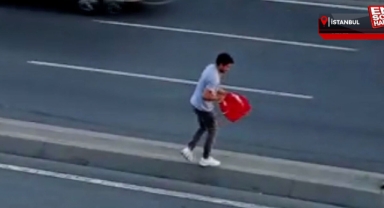 Otoyoldaki Türk bayrağını hayatını riske atarak yerden kaldırdı!