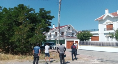 Pisti pas geçti, elektrik direğinde asılı kaldı!