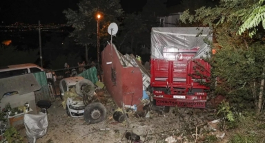 Sarıyer’de gecekondunun üzerine uçan kamyonun enkazı kaldırıldı
