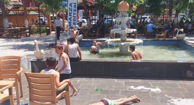 Sıcaktan bunalan çocuklar çareyi süs havuzunda buldu!