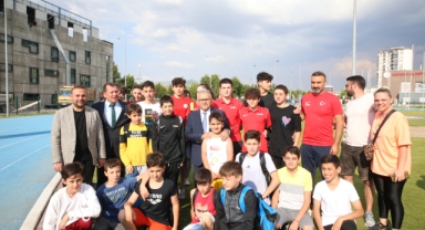 Spor Okulları Açılışına Katılan Başkan Büyükkılıç'a Genç ve Miniklerin Yoğun İlgisi