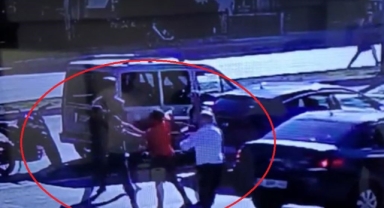 Trafikte yol verme tartışmasında polis memuru bıçaklandı: Olay anı kamerada!