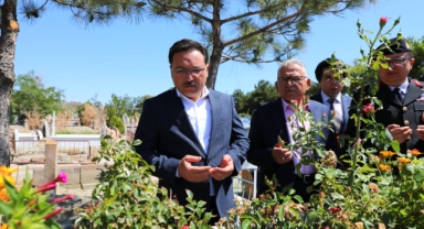 Vali Gökmen Çiçek 15 Temmuz Gazisi Şerife Özkara’yı ve 15 Temmuz Şehitleri Cennet Yiğit İle Kübra Doğanay’ın Kabirlerini Ziyaret Etti