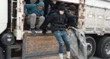 Van'da kamyonet kasasında 35 kaçak göçmen yakalandı!