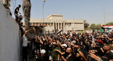 Bağdat'ta Sadr destekçileri yine Yeşil Bölge'yi bastı, Irak karıştı!