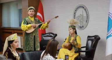 Başkan Büyükkılıç'a Türk Dünyasından 'Dombra'lı Ziyaret