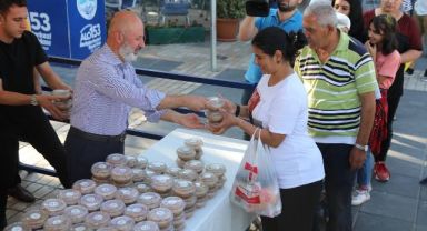 BAŞKAN ÇOLAKBAYRAKDAR, VATANDAŞLARA AŞURE DAĞITTI